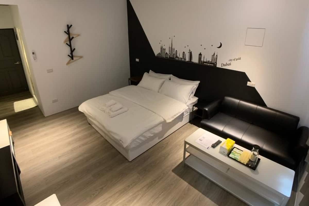 Escritorio, cortinas blackout, sistema de insonorización y wifi gratis