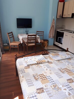 Dining - Studio flowers 2 + 1 (Pomorie)