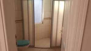 Biệt thự | Phòng tắm | Buồng tắm vòi sen, khăn tắm, giấy vệ sinh 