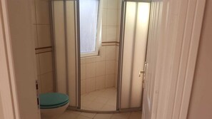 Villa | Bathroom | Shower, towels, toilet paper