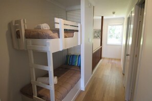 2 habitaciones, cuna de viaje y ropa de cama 