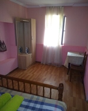 2 habitaciones, tabla de planchar con plancha y wifi gratis 