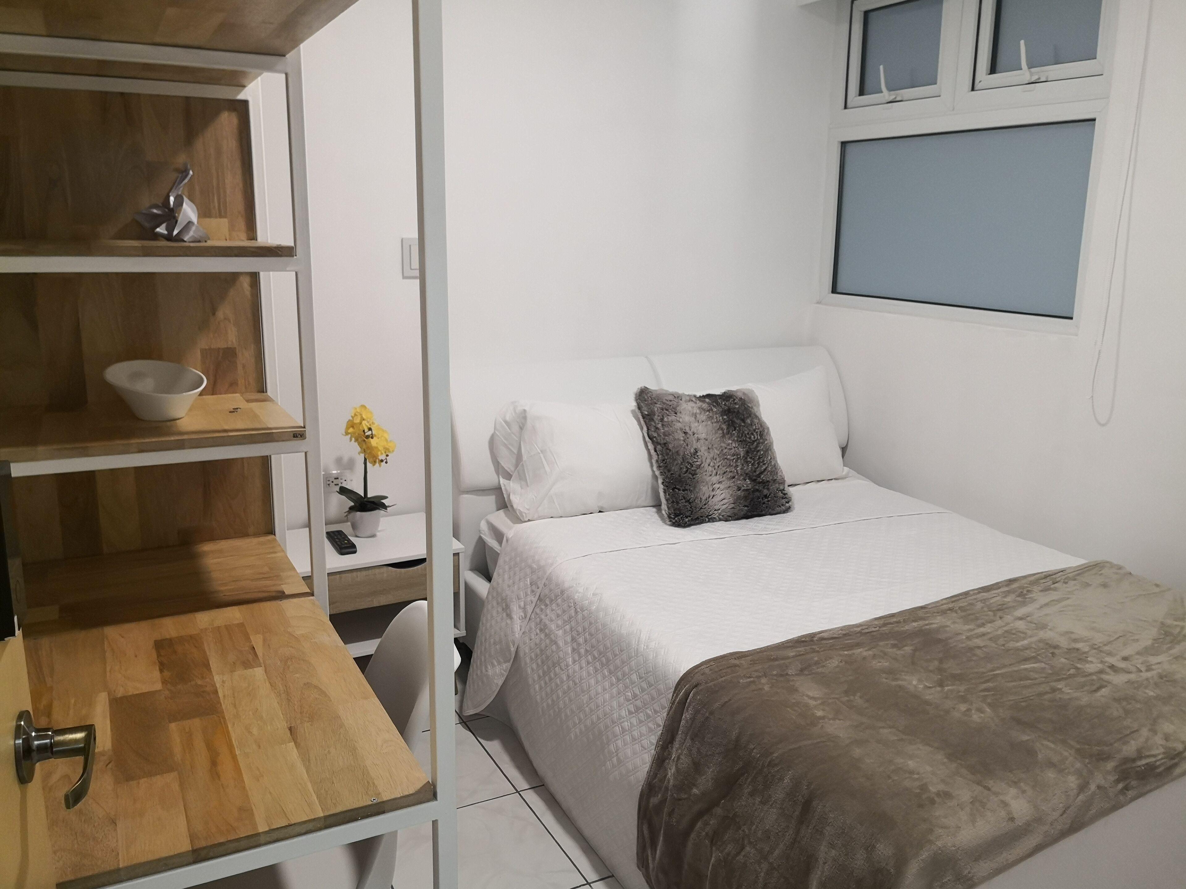 1 bedroom, desk, WiFi