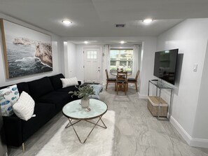 Living area - Palms & Paradise (Edgewater)