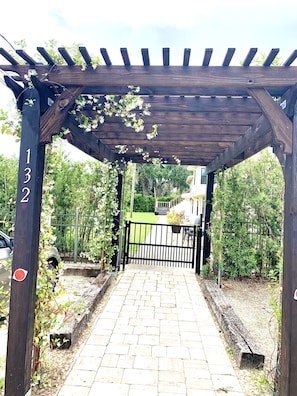 Property grounds - Palms & Paradise (Edgewater)