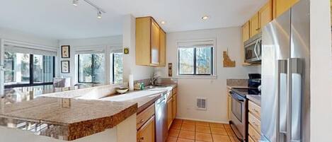 Jääkaappi, mikroaaltouuni, uuni, liesi