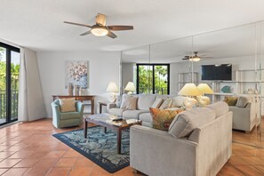 Fernseher, Tischtennisplatte, Bücher