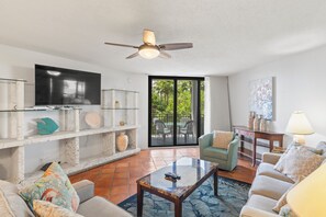 Fernseher, Tischtennisplatte, Bücher