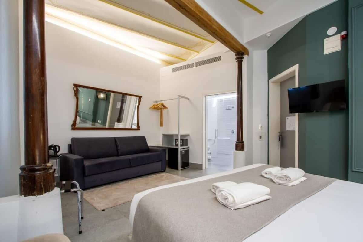 Camera tripla, accessibile ai disabili | Biancheria da letto di alta qualità, con arredamento individuale