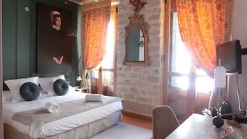 Kahden hengen superior-huone (yksi tai kaksi sänkyä) | Ylelliset vuodevaatteet, yksilöllisesti kalustettu, työpöytä