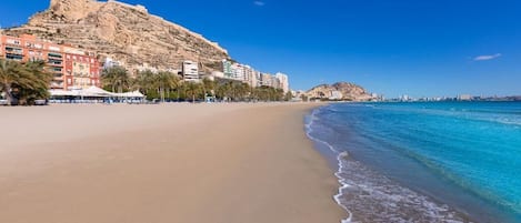 Ubicación cercana a la playa y 10 bares en la playa