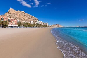 Beach nearby, 10 beach bars - Hotel Les Monges Palace Boutique (Alicante)