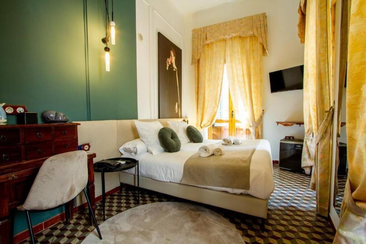 Luxe beddengoed, een bureau, geluiddichte muren, reisbedje