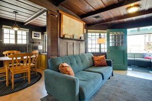 Tv, dvd-spelare, böcker och ett filmbibliotek