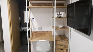 1 bedroom, desk, WiFi