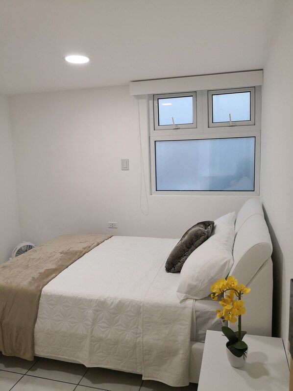 1 bedroom, desk, WiFi