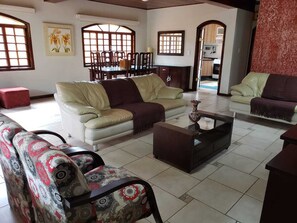 Télévision, chaîne hi-fi