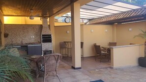 Outdoor dining - Luxurious 2-story house with terrace and sea view. (Ubatuba)