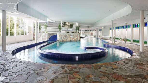 Une vaste piscine intérieure dotée d’un sol en pierre, entourée de piliers blancs et de murs de verre.
