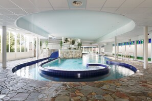Una piscina cubierta, una piscina al aire libre
