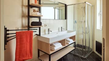 Bungalow, 2 kamar tidur, teras (Fazant) | Kamar mandi | Shower dan handuk