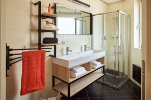 Bungalow, 2 habitaciones, terraza (Fazant) | Baño | Ducha y toallas