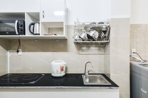 Microondas y utensilios de cocina