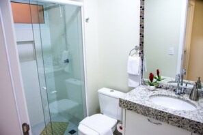 Dusche, Haartrockner, Handtücher, Seife