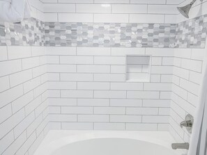 Ducha y bañera combinadas y toallas