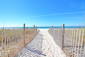 På stranden