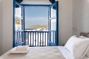 2 bedrooms, in-room safe, iron/ironing board, travel crib - Beautiful Townhouse in Mykonos Town (Mikonos)