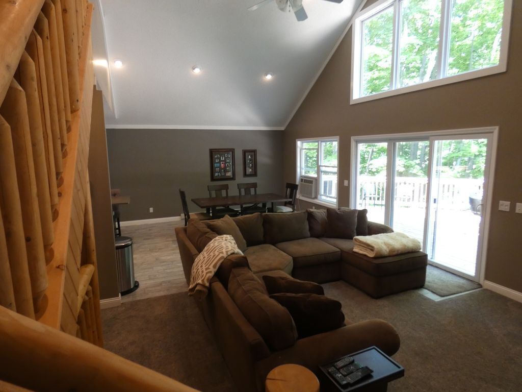 Télévision, cheminée, lecteur de DVD