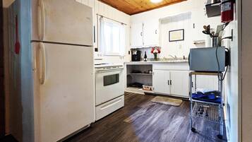 雪櫃、微波爐、焗爐、爐具