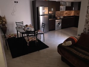 Villa | Eigene Küche | Kühlschrank, Ofen, Geschirrspüler, Kochgeschirr/Geschirr/Besteck