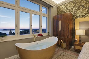 Kylpyamme, hiustenkuivaaja, pyyhkeet, sampoo