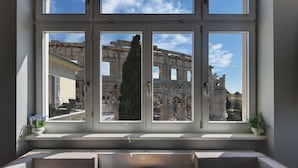 A room with a view of ancient ruins through large windows. - Arena & Seaview Luxury Residence (Pula)