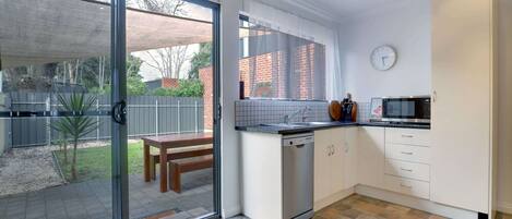 Jääkaappi, mikroaaltouuni, uuni, liesi