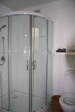 Douche, sèche-cheveux, serviettes fournies, savon