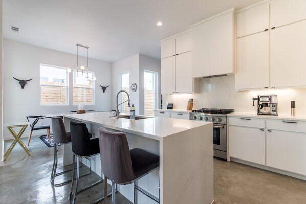 Fridge, microwave, oven, stovetop - New 6B/6B Connected Double Townhomes (Dallas)