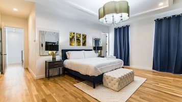 6 bedrooms, desk, iron/ironing board, travel crib