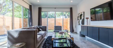 Smart TV, libros y estéreo