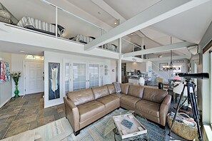 Smart-TV, Kamin, Bücher, Stereoanlage