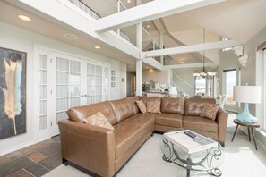 Smart-TV, Kamin, Bücher, Stereoanlage