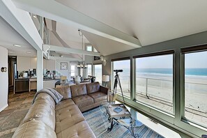 Smart-TV, Kamin, Bücher, Stereoanlage