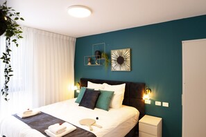 2 soverom, skrivebord, lydisolert og strykejern/-brett