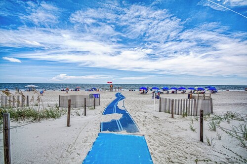 Sleeps 27 | Heated Pool & Hot Tub | 3D Theater | Hurricane Simulator | Walk to Beach