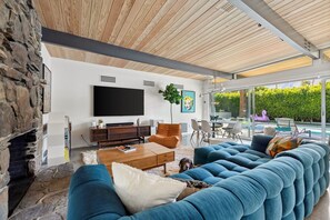 TV, fireplace, stereo - Bright, Dog Friendly, Bungalow with Ozone Pool, Firepit and Mountain Views! (Palm Springs)