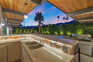 Terrace/patio - Bright, Dog Friendly, Bungalow with Ozone Pool, Firepit and Mountain Views! (Palm Springs)