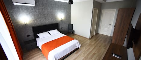 26 bedrooms, desk, free WiFi, bed sheets