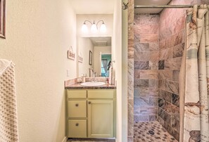 Amenidades de baño gratuitas, secadora de cabello, toallas 